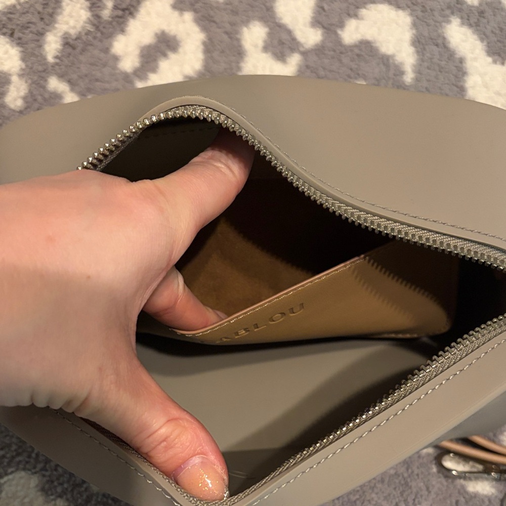 Elegant Gray Crossbody Bag - Picture 7 of 7